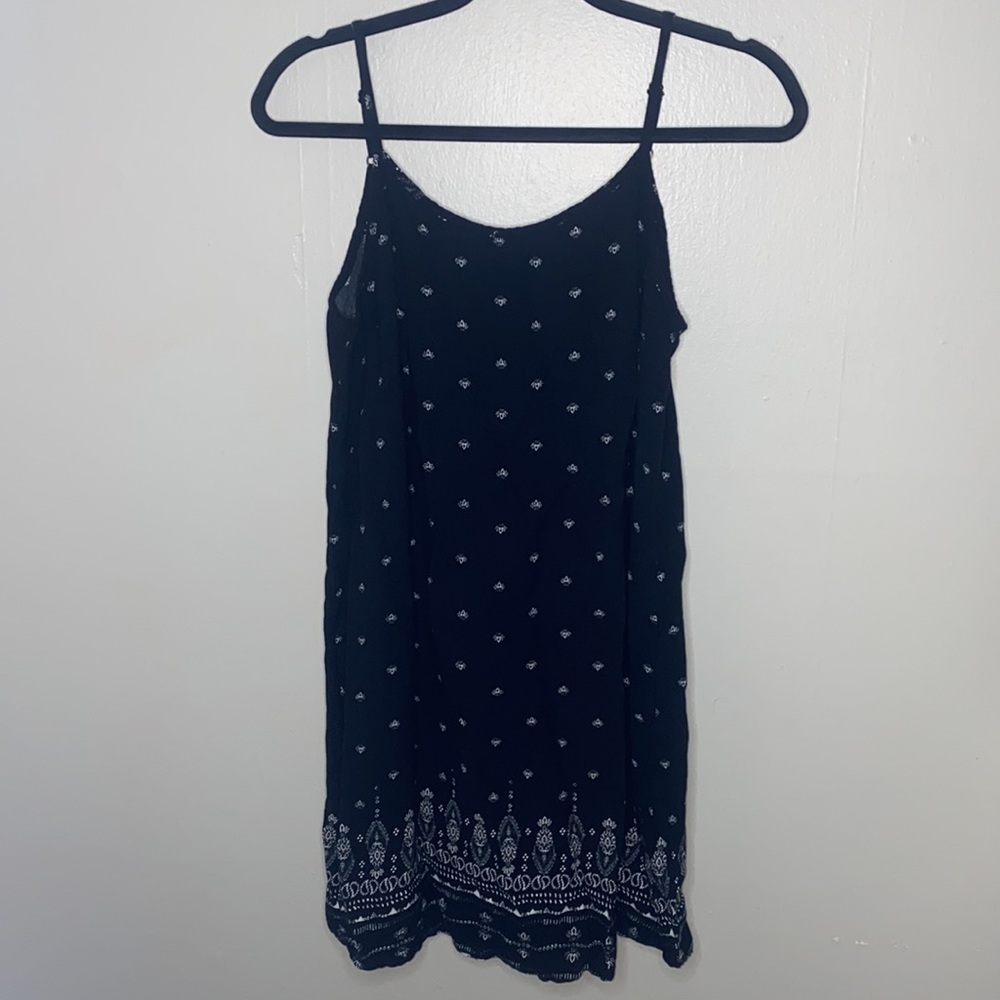 🪼Adorable black flowy dress with white pattern detail at bottom! - Picture 2 of 8